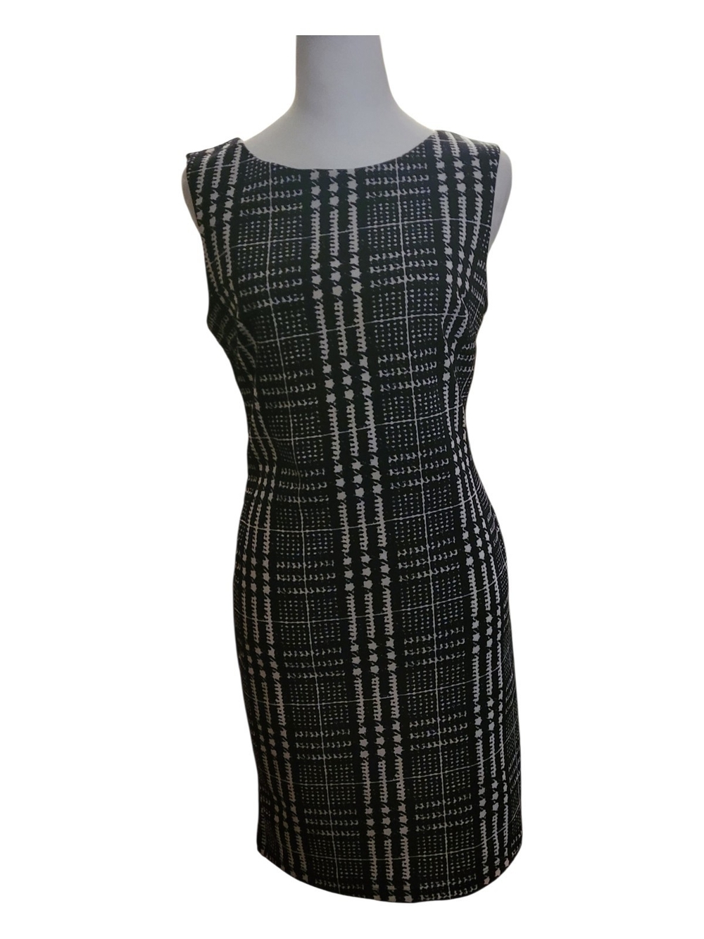 Suzy Shier Black and White Sleeveless Sheath Dress